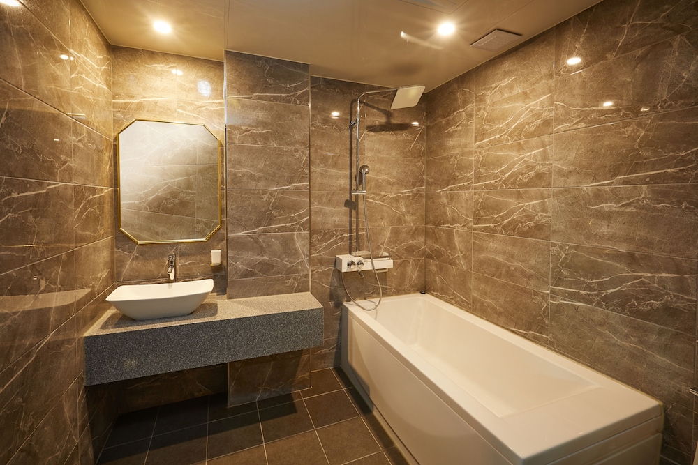 Deluxe Double Room, Non Smoking, Bathtub photo 2