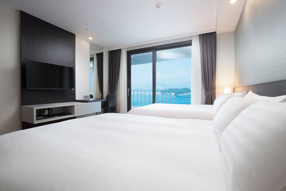 Ocean Low Floor Family Twin - Breakfast for 1, 2 Free Drinks Mirror ball Garden and Weekly Yacht for - Photo 1