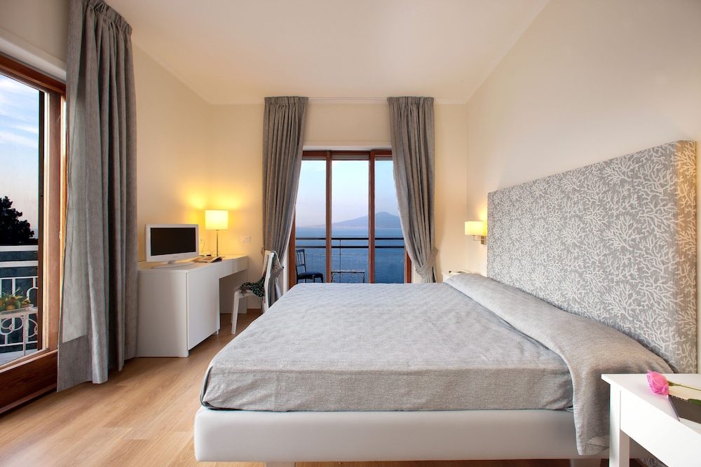 Panoramic Double Room, 1 Double Bed, Balcony, Sea View photo 2
