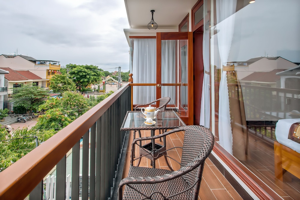 Family Room, Balcony, City View photo 3