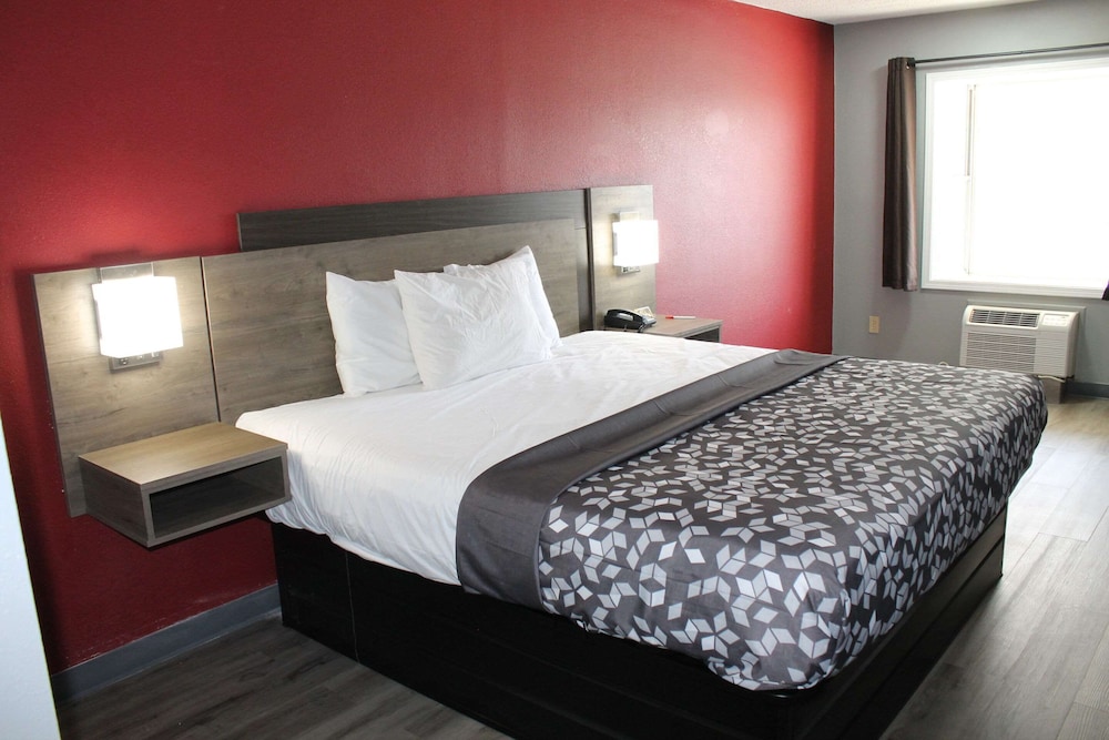 Standard Room, 1 King Bed, Non Smoking - Photo 2