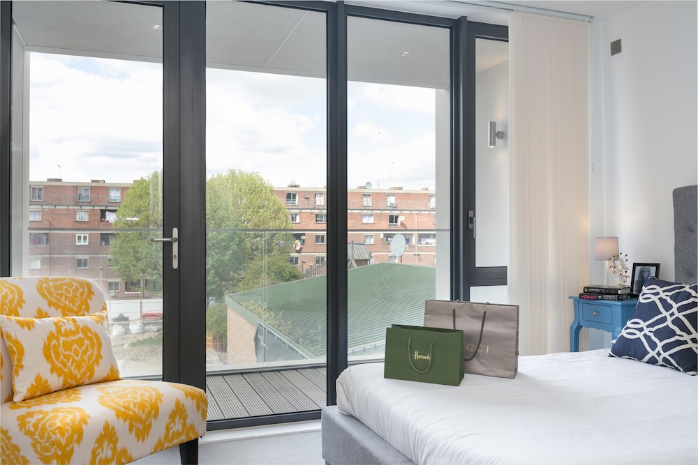 Deluxe One Bedroom Apartment with Balcony photo 2