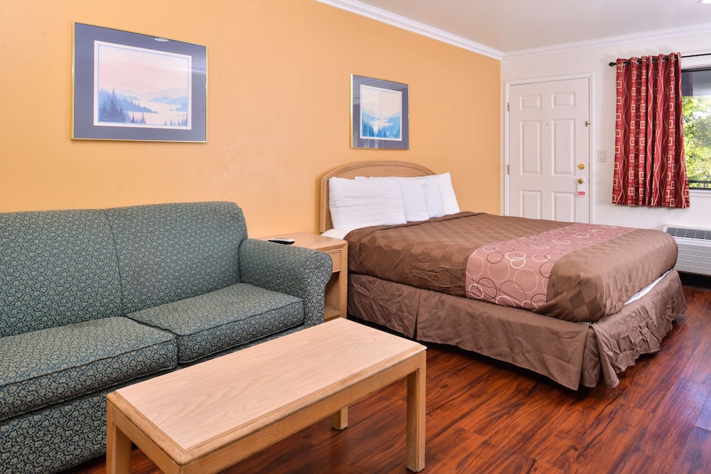 Suite, 1 King Bed, Non Smoking - Photo 4