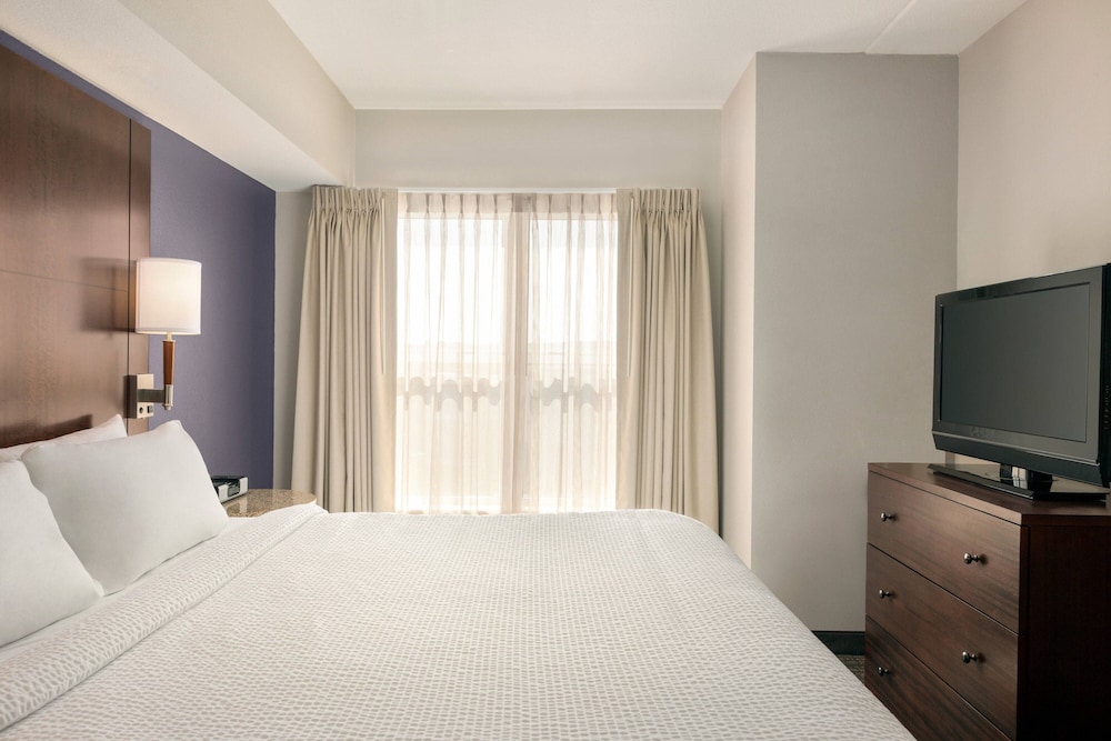 Suite, 2 Bedrooms (Mobility/Hearing Accessible, Tub) - Photo 3