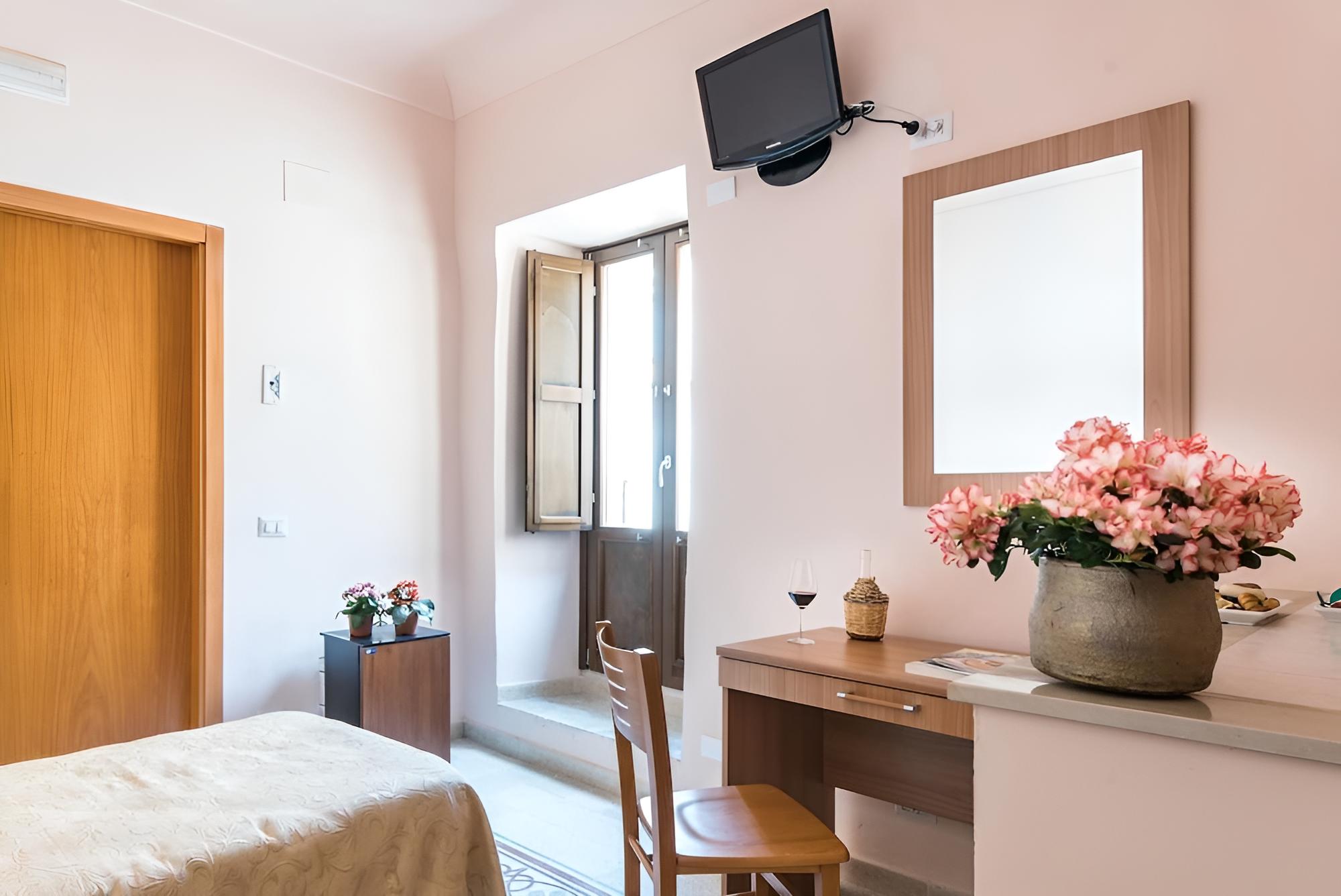 Deluxe Double or Twin Room, 1 Bedroom, City View photo 3