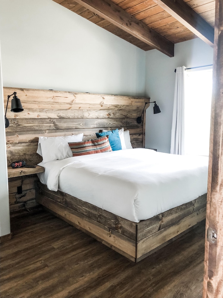 Hypoallergenic Cottage, 1 King Bed with Sofa bed, Non Smoking, Mountain View photo 2
