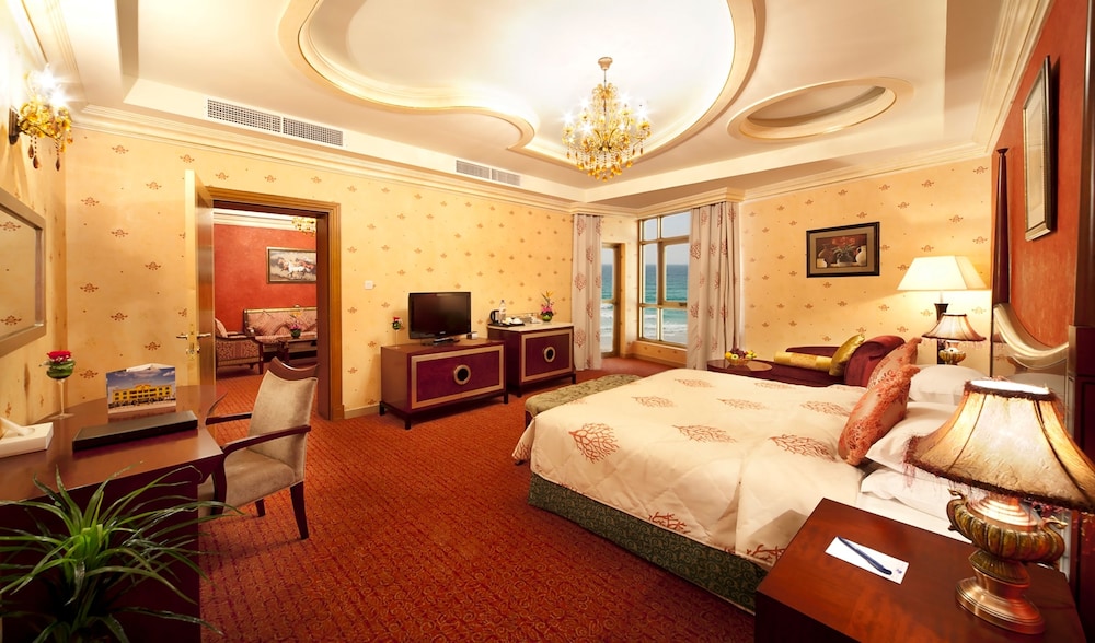 Executive Suite, 1 King Bed, Smoking, Beach View photo 2