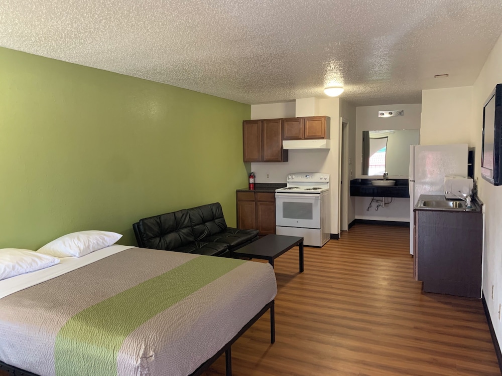 Deluxe Suite, 1 King Bed, Smoking, Kitchen photo 3
