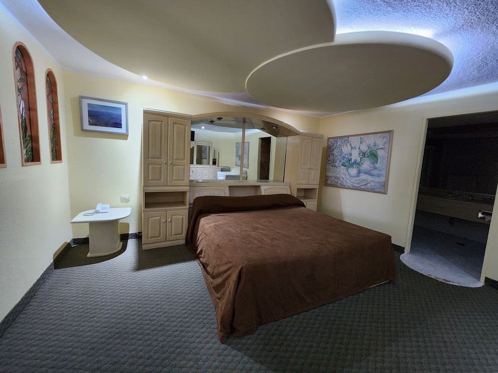 Presidential Suite, Hot Tub photo 3