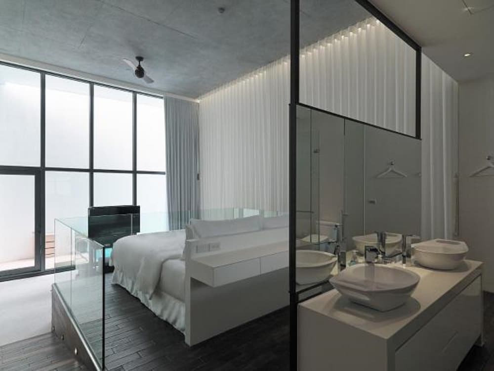 Deluxe Double Room, 1 King Bed, Pool View photo 3