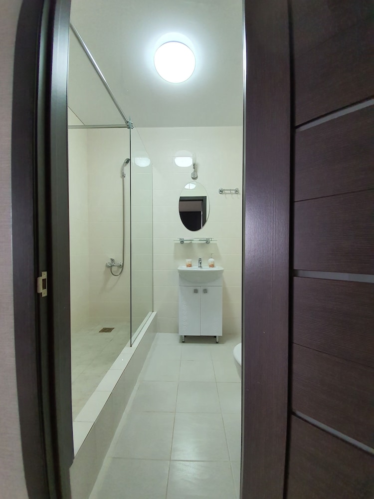 Deluxe Room (Queen with Two Queen Beds) photo 2