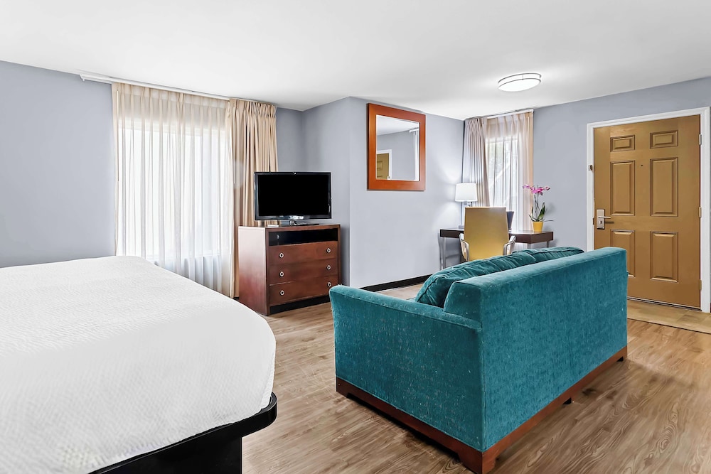 Suite, 1 King Bed, Accessible, Non Smoking (with Sofabed, Full Kitchen) - Photo 2