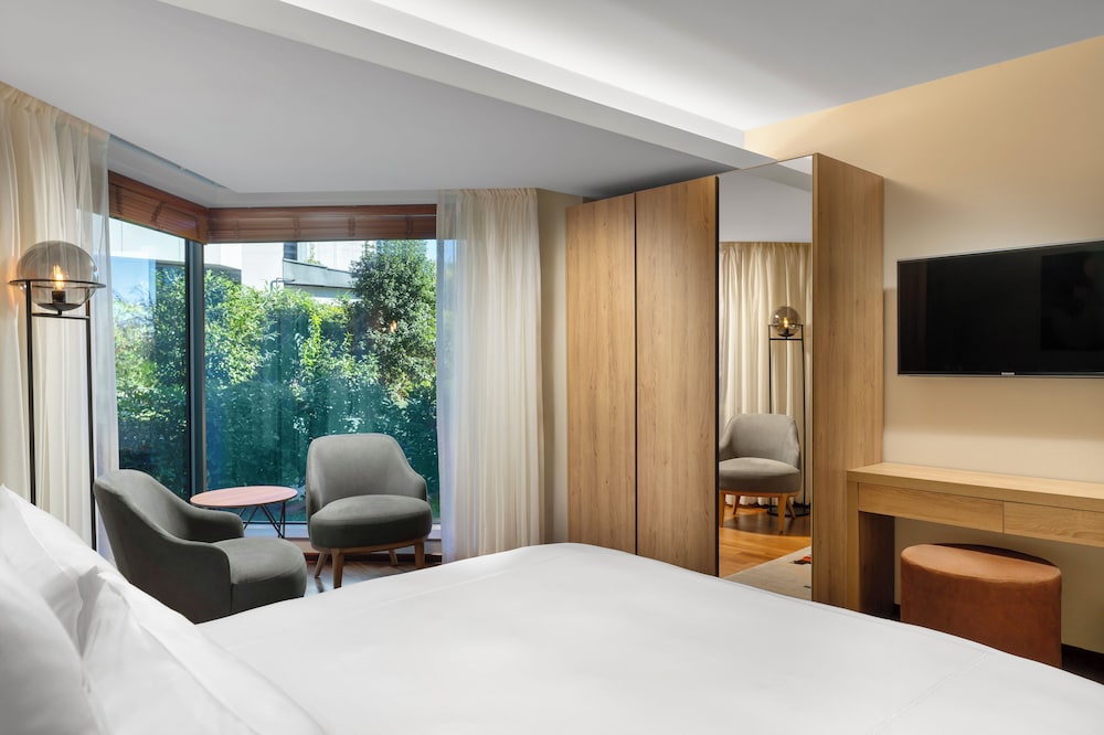 Deluxe Family Suite Pool Side with executive lounge access