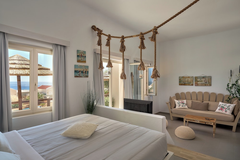 Open Plan Suite with Panoramic Sea View photo 1