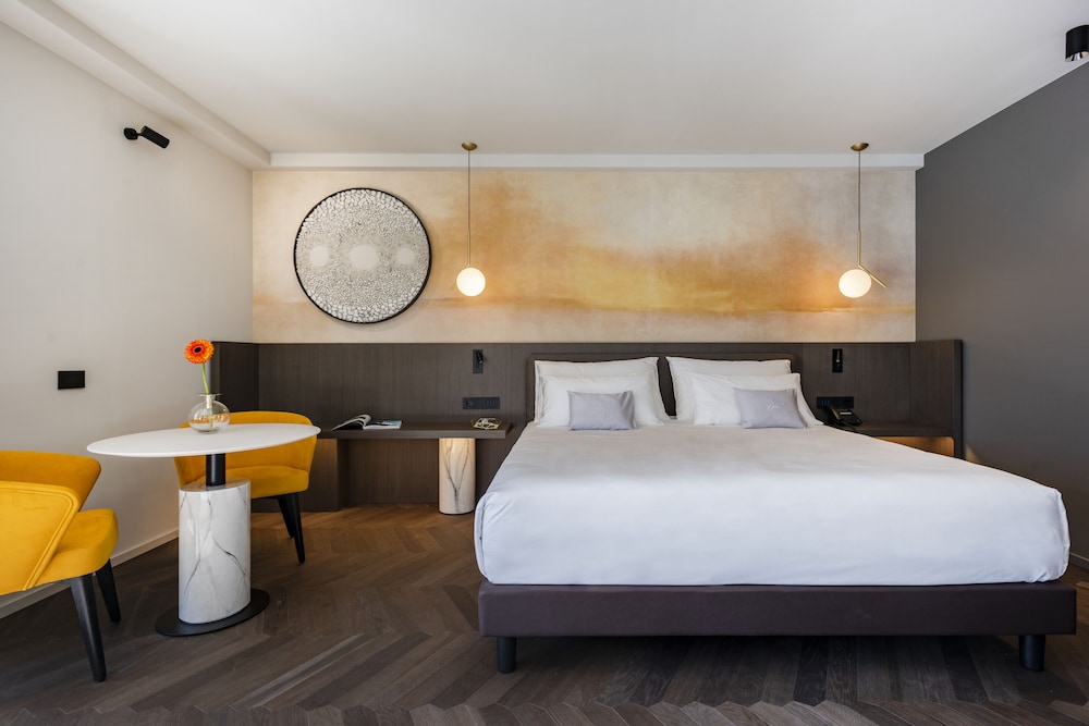Suite, 1 King Bed, Balcony, Lake View (Alisia)
