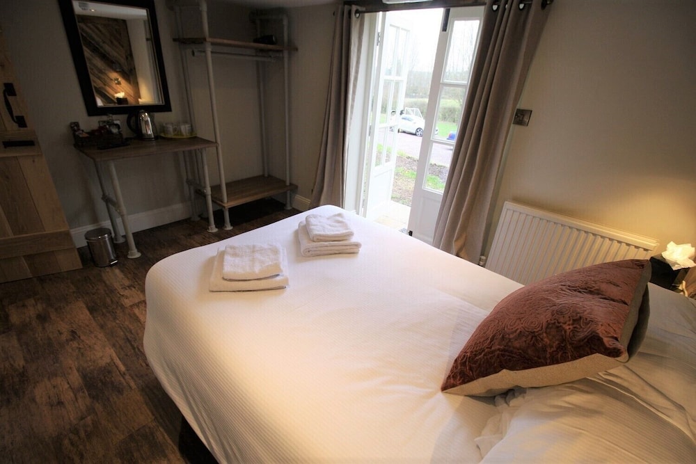 Standard Double or Twin Room, Ensuite photo 3