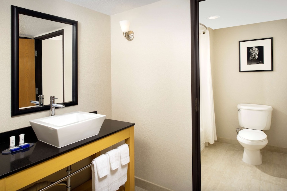 Suite, 2 Bedrooms, Non Smoking, Refrigerator & Microwave (with Sofabed) photo 3