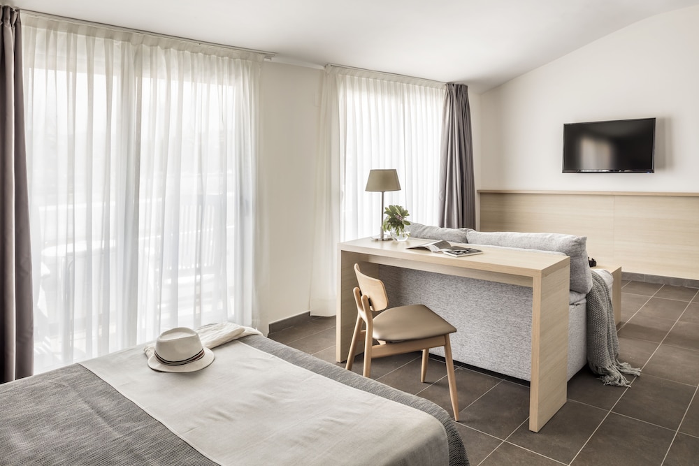 Junior Suite, Balcony (2 adults) - Photo 1