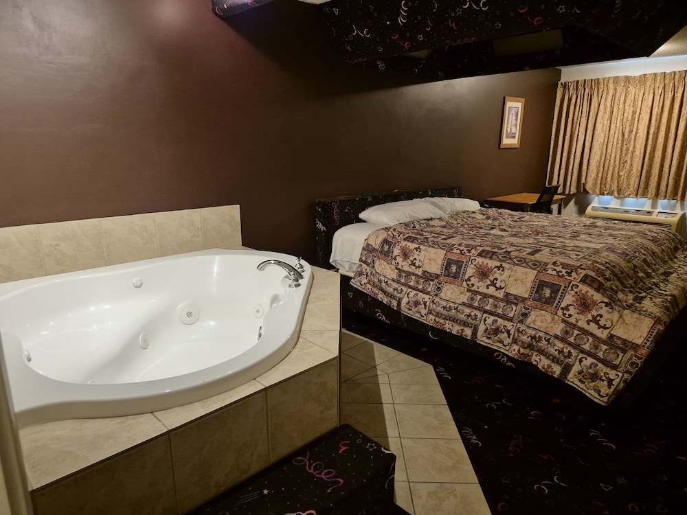 Room, 1 King Bed, Non Smoking (Jetted Tub) - Photo 4
