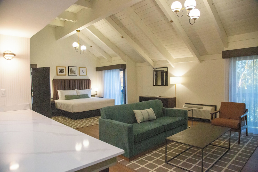 Suite, 1 King Bed, Non Smoking (Garden View, Wet Bar) photo 1