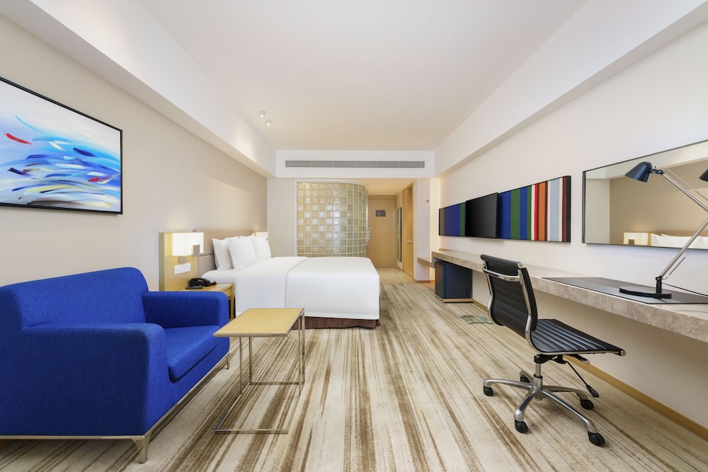 Standard Room, 1 King Bed (Extra Floor Space, High Floor) photo 1