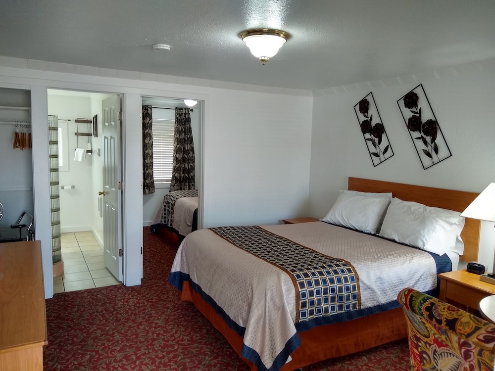 Room, 2 Queen Beds, Non-smoking - Photo 3