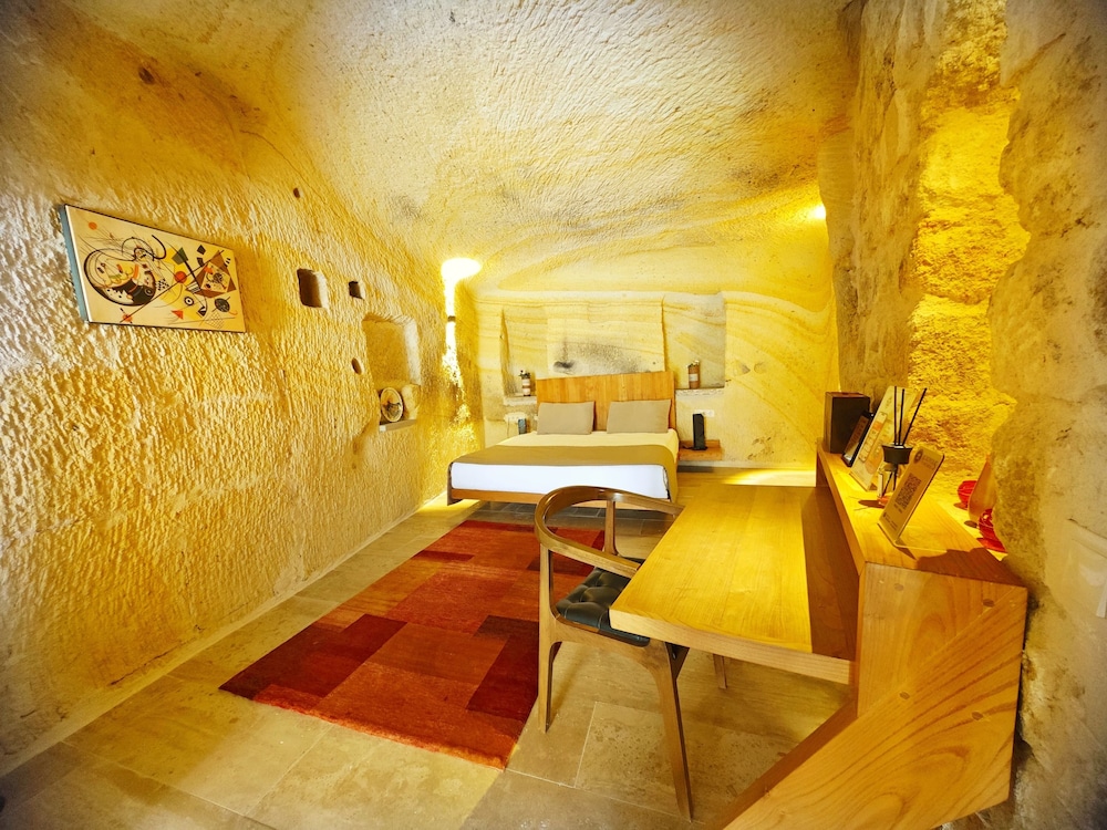 Premium Honeymoon Cave Suite photo 1