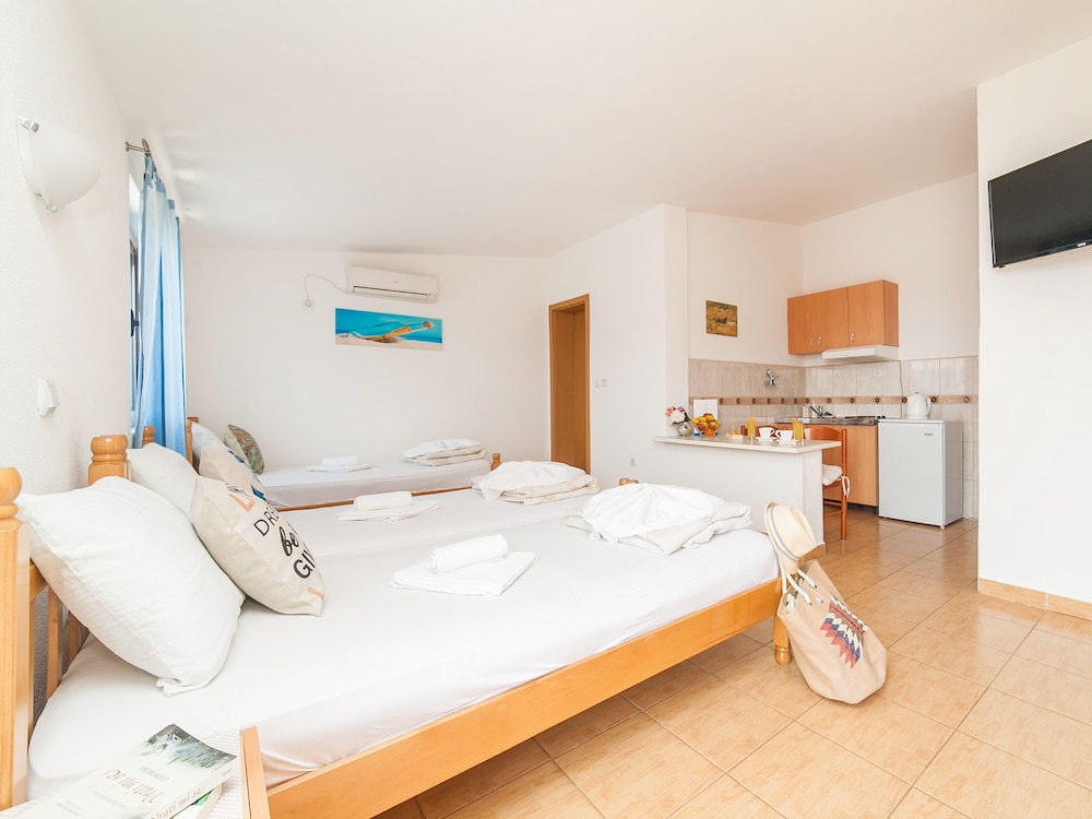 Standard Studio, 3 Twin Beds, Balcony, Sea View photo 3