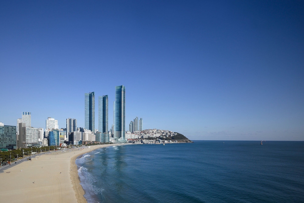 Deluxe Beach Family, 1 Queen and 1 Twin, Haeundae Beach view - Photo 3