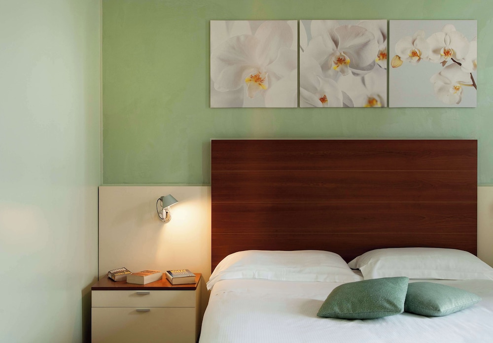 Standard Room, 1 Queen Bed, Non Smoking photo 1