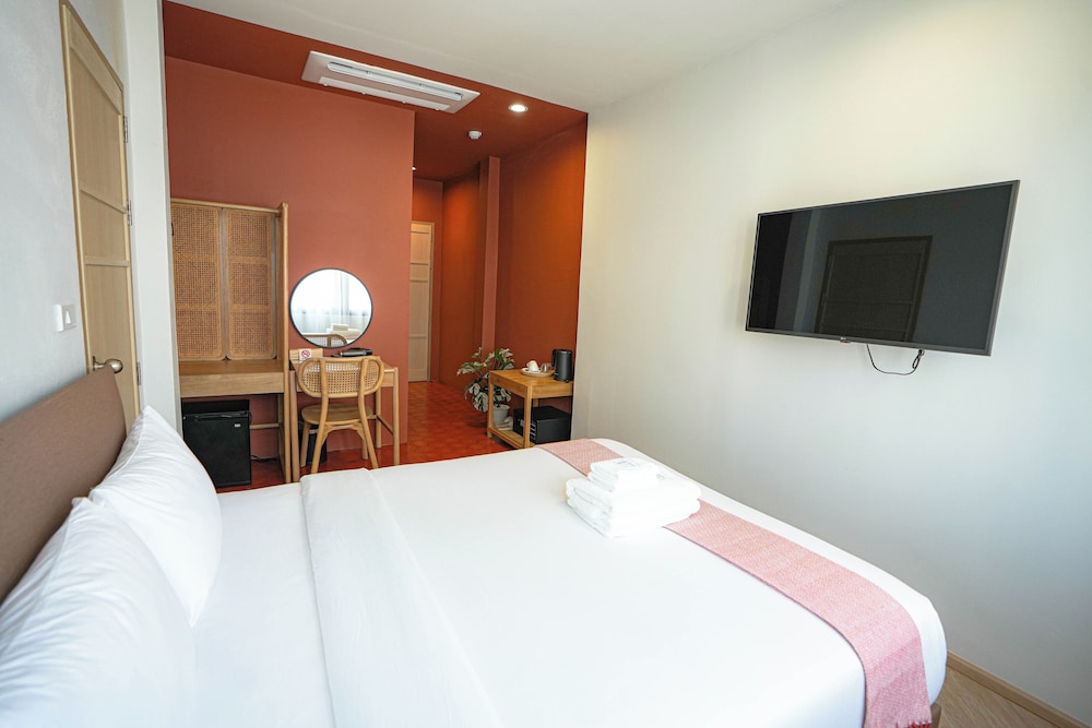 Deluxe Room, 1 Queen Bed, Non Smoking photo 3