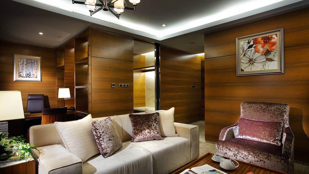 Suite, 1 Bedroom, Lake View - Photo 8