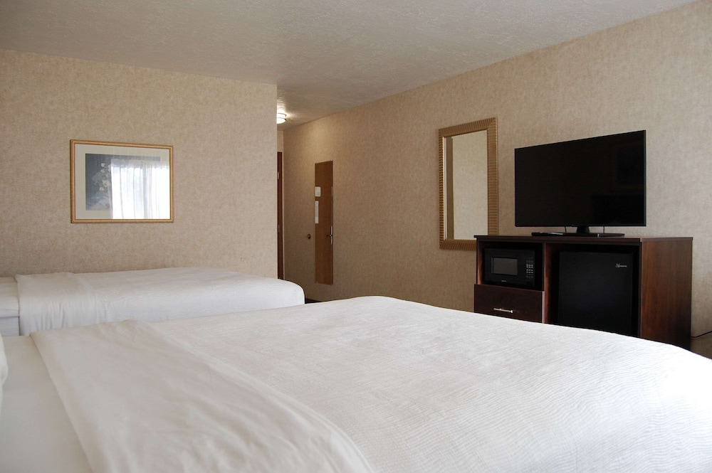 Standard Room, 2 Queen Beds, Non Smoking - Photo 3