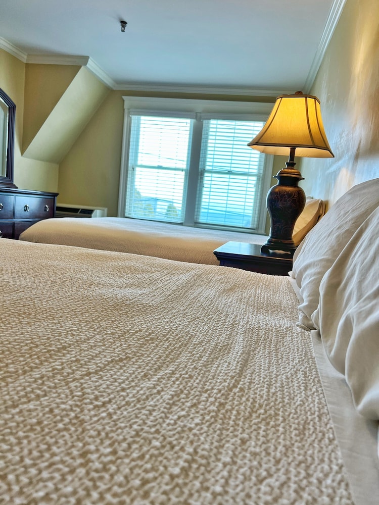 Family Double Room, 2 Queen Beds, Ocean View photo 3
