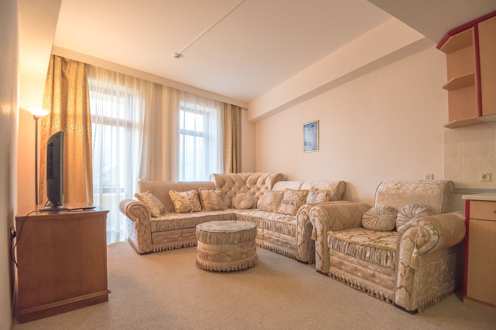 Family Room, 1 King Bed, Mountain View photo 2