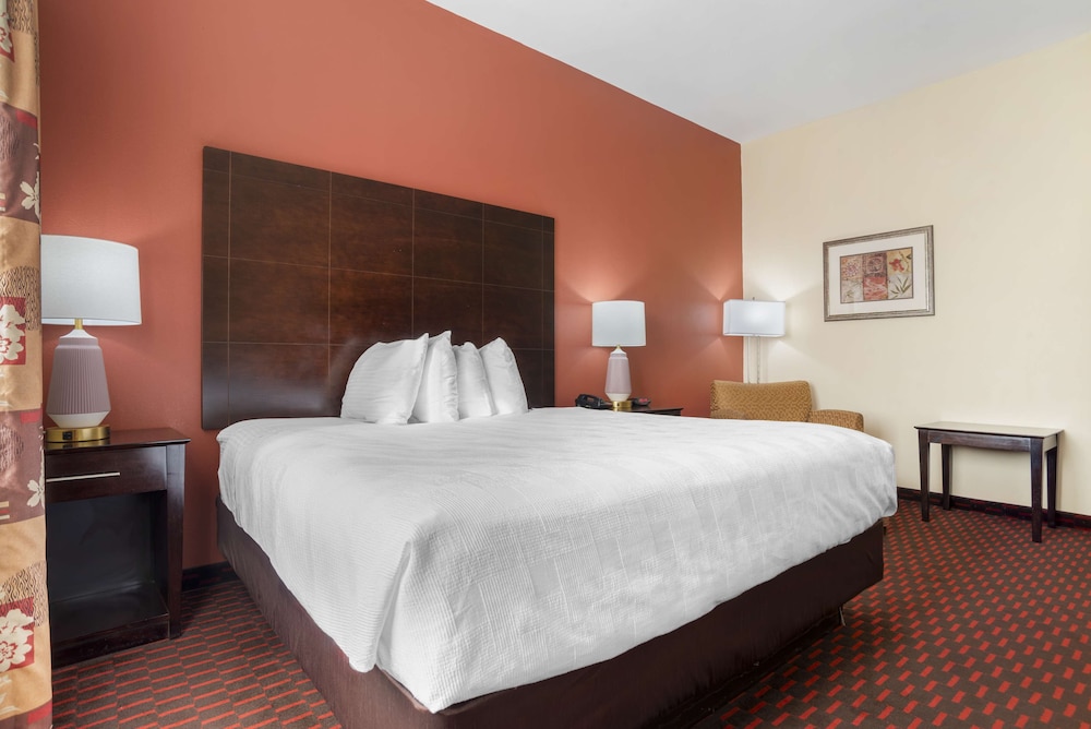 Standard Room, 1 King Bed, Non Smoking, Refrigerator & Microwave - Photo 3