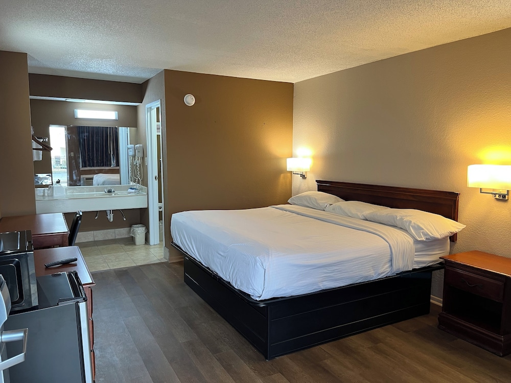 Standard Room, 1 King Bed, Non Smoking - Photo 2