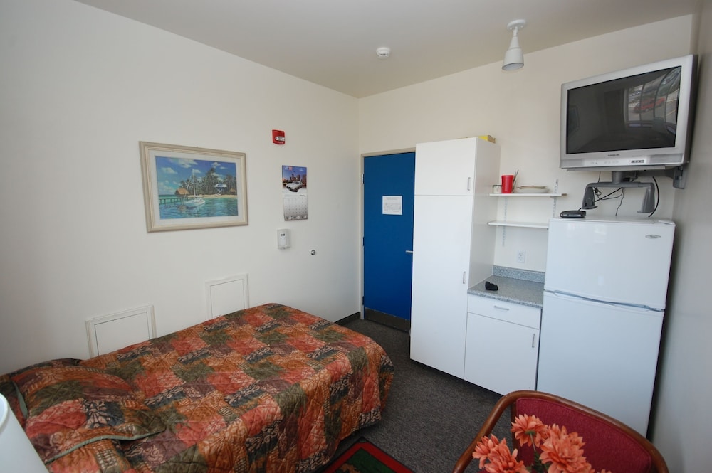 Standard Room, 1 Double Bed (Single Room - Shared Bathroom) photo 2