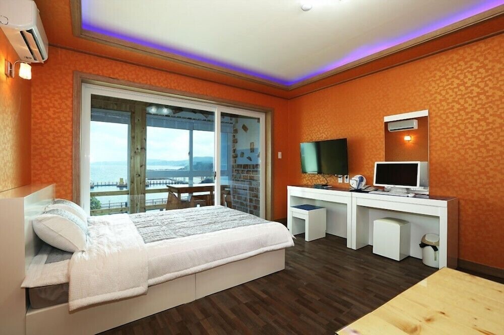 Room (201) photo 2