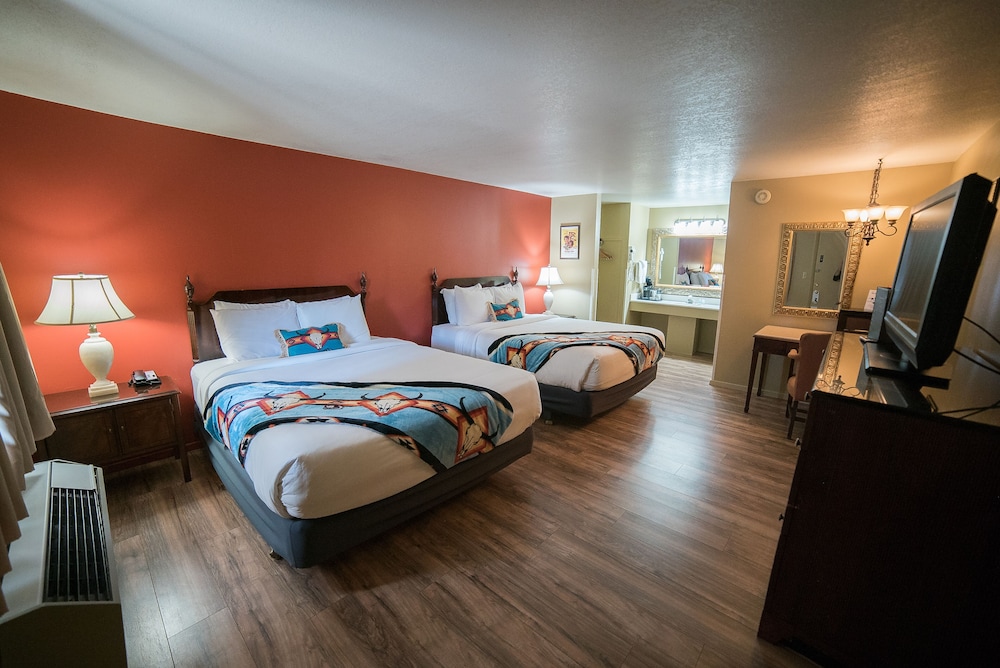 Standard Suite, Multiple Beds
