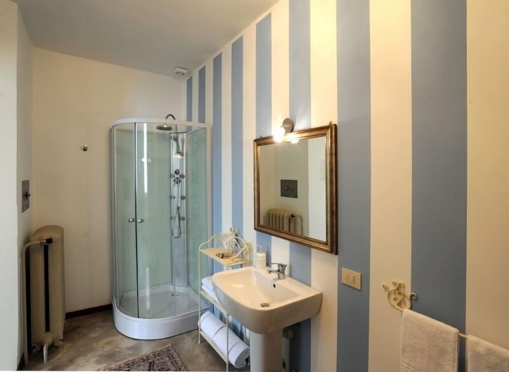 Deluxe Suite, 1 Bedroom, Ensuite photo 2