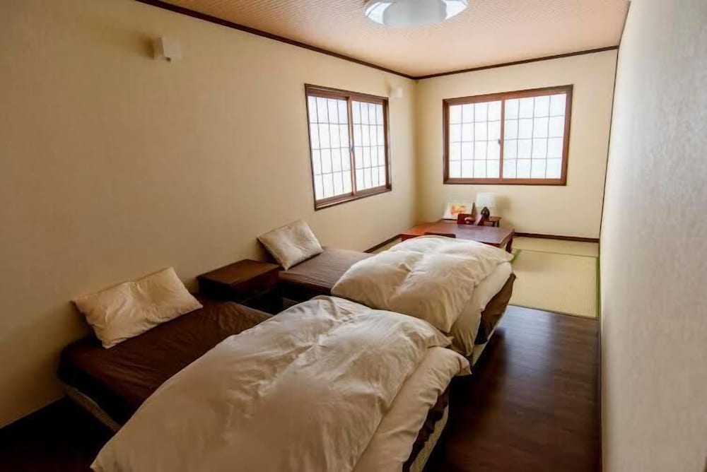 Twin Room ( 107 )