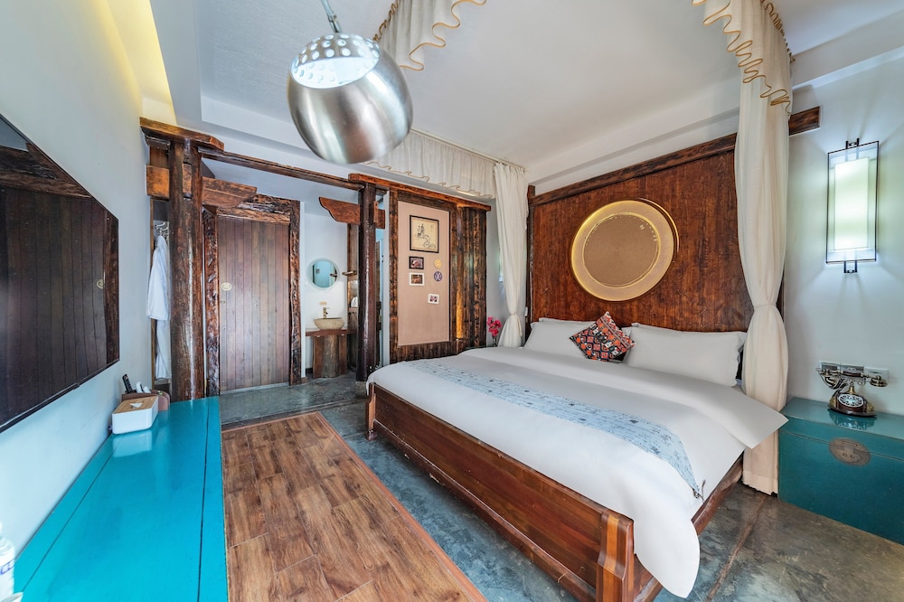 Signature Room, 1 King Bed, Courtyard View photo 3