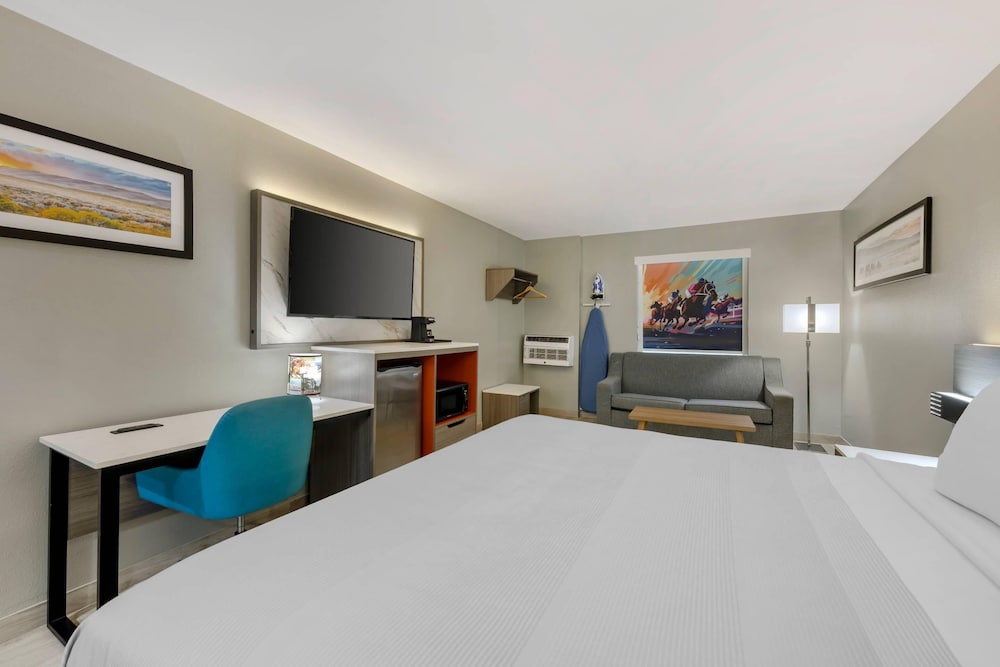 Suite, 1 King Bed with Sofa bed, Non Smoking (Upgrade) - Photo 4