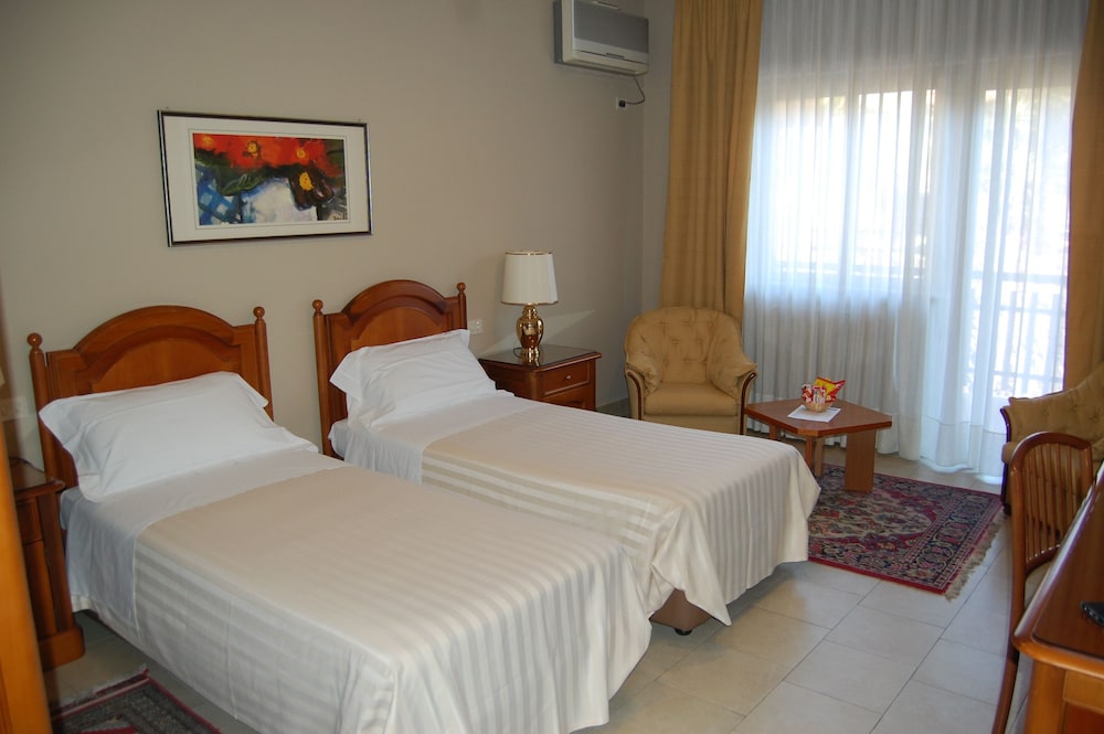 Double or Twin Room - Photo 11