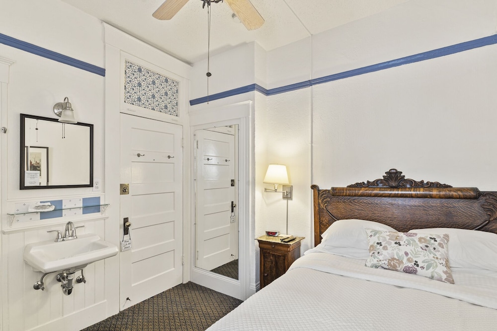 Room, 1 Double Bed (with Sink, Shared Bathroom) thumbnail 6