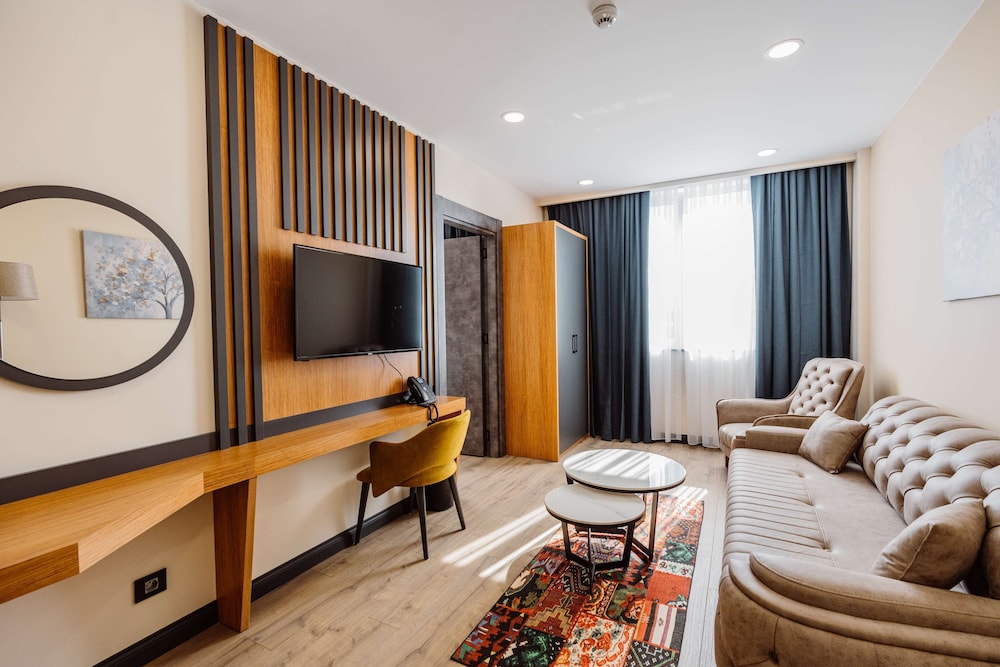 Junior Suite, 1 King Bed, Non Smoking, Kitchenette (Separate Living Room;with Sofabed) - Photo 2