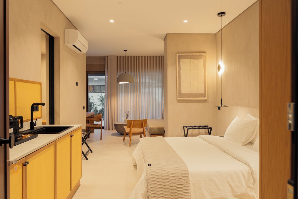 Standard Suite, 1 King Bed, Courtyard View