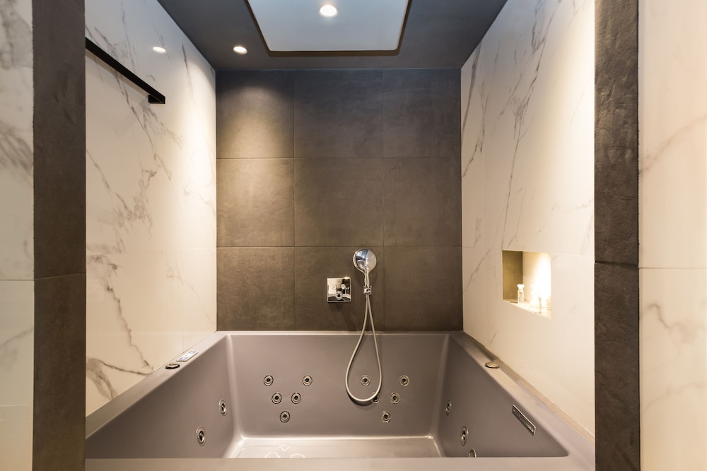 Villa Hideaway with Infinity Private Pool (2 Bedrooms) - Photo 23