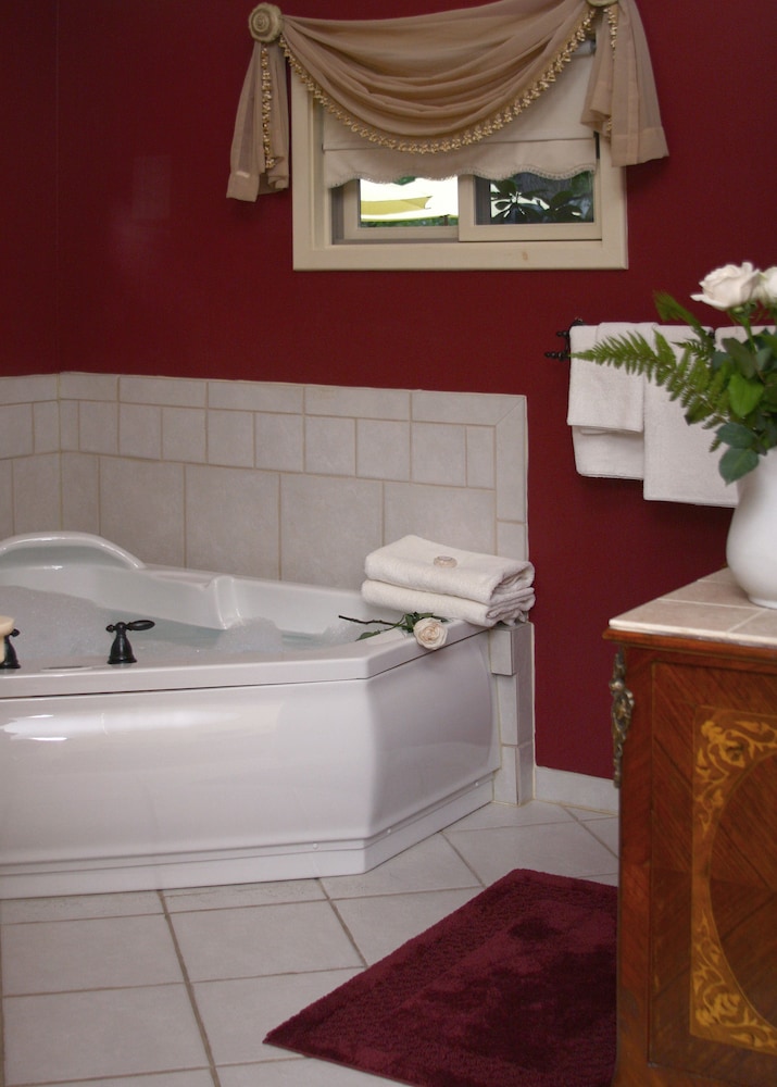 Luxury Suite, 1 King Bed, Private Bathroom (Victorian Suite - 1st Floor) photo 3